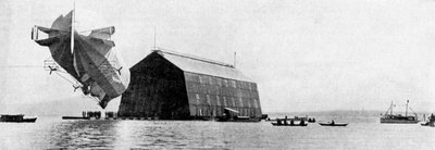 Zeppelin astumassa kelluvaan aitaansa, c 1900, c1920 tekijältä Unbekannt