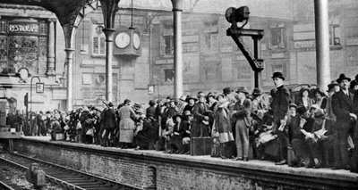 Joukko juhlapyhiä odottamassa junaa Margateen Lontooseen, 1926-1927 tekijältä Unbekannt