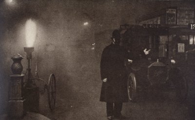 Konstaapeli ohjaa liikennettä sumussa, Lontoo, 1910-1920-luku tekijältä Unbekannt