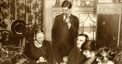 Perhe kuuntelee vuosien 1923 ja 1935 parlamenttivaalien tuloksia. tekijältä Unbekannt