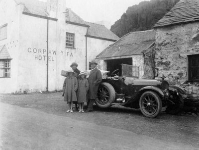 Perhe seisoo autonsa vieressä, Gorphwysfa Hotel, Pohjois-Wales, 1920-1930-luku tekijältä Unbekannt