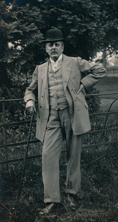 Mies puku ja keilahattu yllään c1910 tekijältä Unbekannt