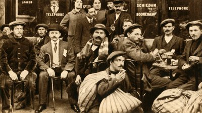 Ryhmä pakolaisia kenttätyöntekijöitä kahvilassa Pariisissa, ensimmäinen maailmansota, 1914-1918, 1933. tekijältä Unbekannt
