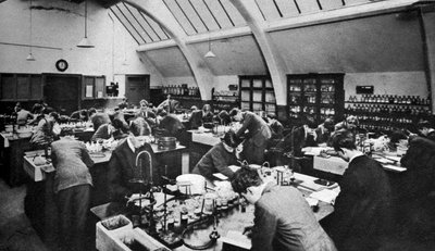 Laboratorio Lontoon ammattikorkeakoulussa, 1926-1927 tekijältä Unbekannt