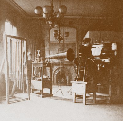 Naispianisti ensimmäisessä Emil Berliner -studiossa Lontoossa, Cockburn Hotelissa, 1898 tekijältä Unbekannt