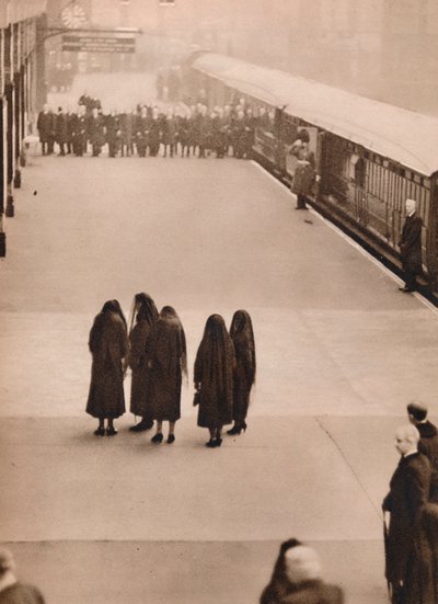 Yksinäinen ryhmä kuninkaallisia surejia: Kuningatar Maria prinsessan kanssa, 1936. tekijältä Unbekannt