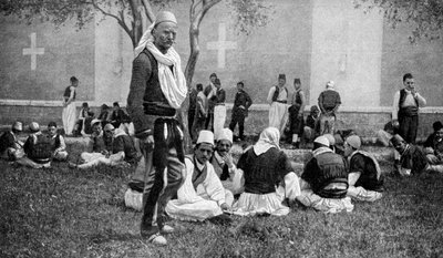 Mirditen vuorikiipeilijöiden ja heidän kaupunkisukulaistensa tapaaminen Scutarin katedraalin ulkopuolella, Turkki, 1922 tekijältä Unbekannt
