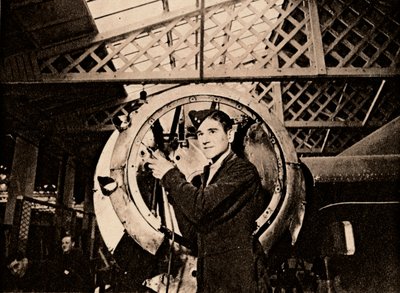 Metallityöläinen automaattisella porakoneella, joka irrottaa moottorin kotelon, 1940 tekijältä Unbekannt