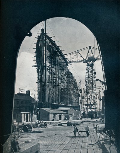 Hämmästyttävä keulanäkymä jättiläisestä Cunardin laivasta, Queen Marysta, Clydebankissa, Glasgow