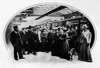Teatteriryhmä, joka aloittaa kiertueella, Euston Station, Lontoo, c1900 1901 tekijältä Unbekannt