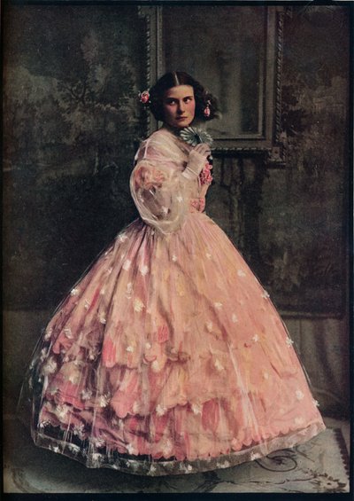 Vaaleanpunaista silkkiä kolmihousuinen pallomekko, jossa päällyspuku valkokukkaista sideharsoa, 1850-60, c1913 tekijältä Unbekannt