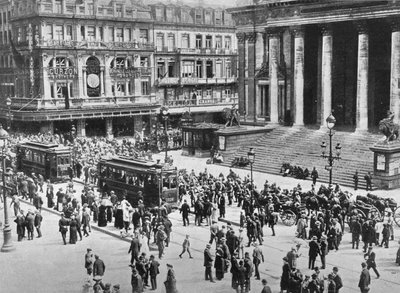 Näkymä pörssistä saksalaisten joukkojen kulkiessa, 1914 tekijältä Unbekannt