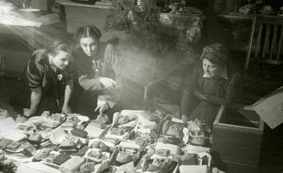 Moskovan taideteatterin näyttelijät valmistelevat lahjoja Puna-armeijalle, Neuvostoliitto, 1943 tekijältä Unbekannt