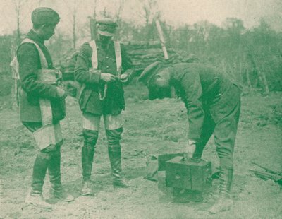 Ilmakuvaajat kiinnittämässä laskuvarjovaljaita ennen nousua, c1917 1919 tekijältä Unbekannt