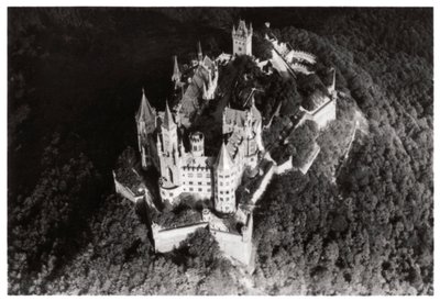 Ilmakuva Hohenzollernin linnasta, Baden-Württembergistä, Saksasta, Zeppelinistä, c1931 1933 tekijältä Unbekannt