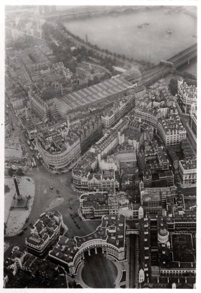 Ilmakuva Lontoon Trafalgar Squarelta Zeppelinistä, 1931 1933 tekijältä Unbekannt