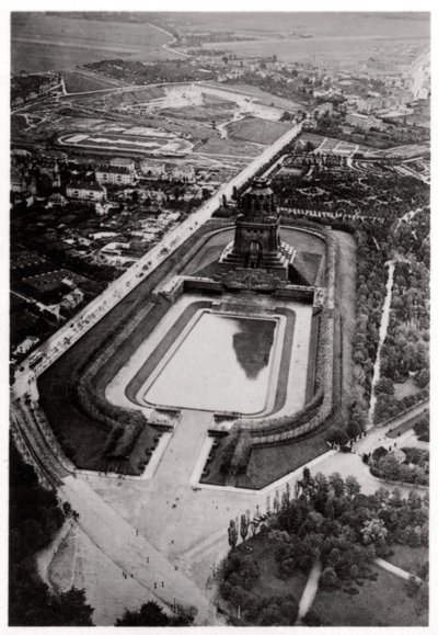 Ilmakuva Volkerschlachtdenkmalista, Leipzig, Saksa, Zeppelinistä, c1931 1933 tekijältä Unbekannt
