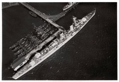 Ilmakuva saksalaisesta kevyestä risteilijästä Karlsruhe, Zeppelinistä, c1931 1933 tekijältä Unbekannt
