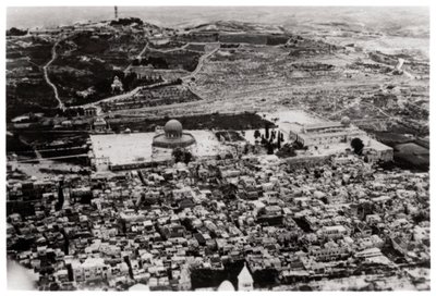 Ilmakuva Omarin moskeijasta, Jerusalem, Palestiina, Zeppelinistä, 1931 1933 tekijältä Unbekannt