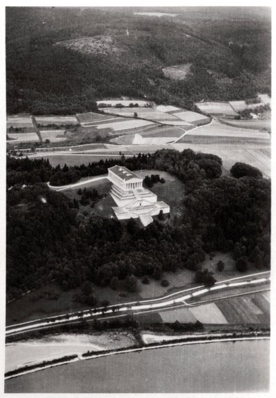 Ilmakuva Walhalla-temppelistä lähellä Regensburgia, Saksa, Zeppelinistä, c1931 1933 tekijältä Unbekannt