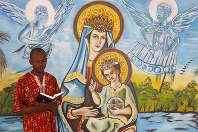 Afrikkalainen mies lukee Raamattua, Togo Ville, Togo tekijältä Unbekannt