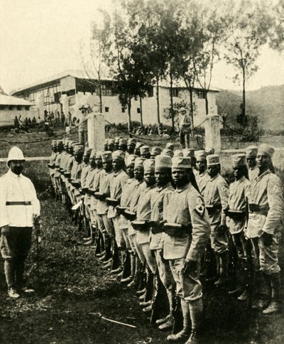 Afrikkalaiset sotilaat taistelevat Saksan puolesta, ensimmäinen maailmansota, 1914, c1920. tekijältä Unbekannt