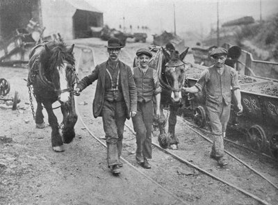 Ratkaisun jälkeen: Kaivostyöläiset vievät poninsa takaisin kaivoon, 1915 tekijältä Unbekannt