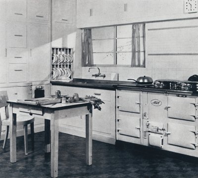 Aga Heat Ltd. Malli F Aga liesi suureen taloon viimeistelty mustalla ja kermanvärisellä lasimaisella emalilla tekijältä Unbekannt