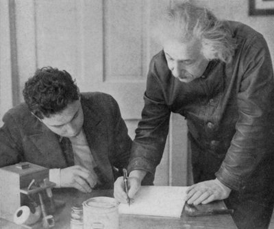 Albert Einstein, saksalais-sveitsiläis-amerikkalainen matemaatikko ja fyysikko, opiskelijan kanssa tekijältä Unbekannt