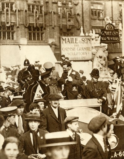 Alcock ja Brown... ensimmäisen välilaskuttoman transatlanttisen lennon jälkeen Lontoossa kesäkuussa 1919, 1935. tekijältä Unbekannt