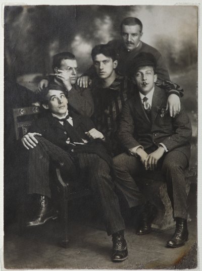 Aleksei Kruchenykh, David Burlyuk, Vladimir Majakovski, Nikolai Burljuk ja Benedict Livshits, 1913. tekijältä Unbekannt
