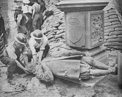 All Night Raid Britannian pääkaupungissa - John Miltonin patsas, 1940, 1940 tekijältä Unbekannt
