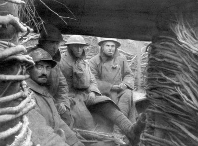 Amerikkalaiset ja ranskalaiset joukot haudassa rintamalla, 1917-1918 tekijältä Unbekannt