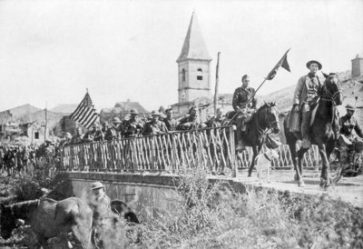 Amerikkalaiset sotilaat saapuvat Nonsardin kylään lähellä Saint-Mihieliä, Ranskaa, 12.-15.9.1918 tekijältä Unbekannt