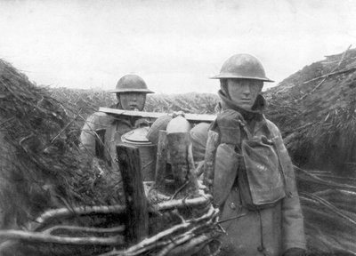Amerikkalaiset joukot rintamalla jakamassa keittoa tovereilleen, 1917-1918 tekijältä Unbekannt