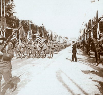 Amerikkalaiset joukot marssivat voittoparaatissa, Pariisi, Ranska, c1918-c1919 tekijältä Unbekannt