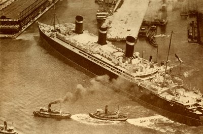 Ilmakuva Leviathanista, jota pienet hinaajat hinataan laituriinsa New Yorkissa, vuonna 1930 tekijältä Unbekannt