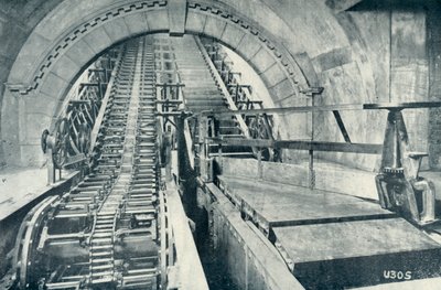 Liukuportaat rakennusvaiheessa, 1922. tekijältä Unbekannt