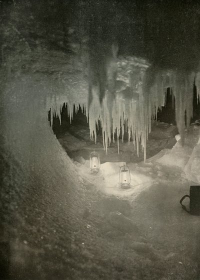 Jääluola talvella. Valokuvaaja: The Light of Hurricane Lamps, c1908, 1909. tekijältä Unbekannt
