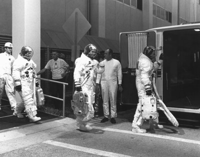Apollo 11:n miehistö valmistautuu lähtölaskentaan tekijältä Unbekannt