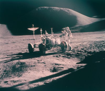 Apollo 15:n astronautti James Irwin Lunar Roverin kanssa elokuussa 1971 tekijältä Unbekannt