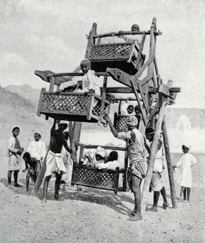 Arabialaiset lapset nauttivat isosta pyörästä, 1922 tekijältä Unbekannt