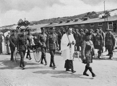 Armeijan pappi palvelemassa ilmahyökkäyksessä brittiläisessä tukikohdassa Etablesin lähellä vuonna 1918 kuolleen sairaanhoitajan hautajaisiin tekijältä Unbekannt