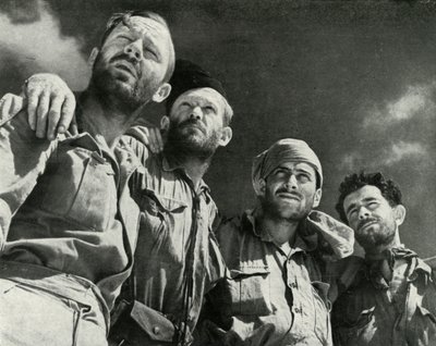 Kun saksalaiset tunkeutuivat Alameiniin, nämä neljä miestä kävelivät brittiläisiin linjoihin, c1942-1943, 1945 tekijältä Unbekannt