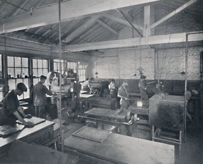 Töissä valimossa. Vahamuottien tekeminen sivuista, 1917 tekijältä Unbekannt