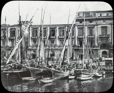 Laiturilla, Messinan satama, Sisilia, Italia, 1800-luvun loppu tai 1900-luvun alku tekijältä Unbekannt