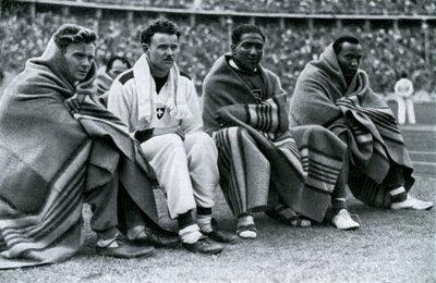 Urheilijat Frank Wykoff, Paul Hanni, Ralph Metcalfe ja Jesse Owens, Berliinin olympialaiset, 1936 tekijältä Unbekannt