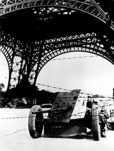 Piikkilanka ja panssarintorjuntatykki Eiffel-tornin alla, Saksan miehittämä Pariisi, 1940-1944 tekijältä Unbekannt