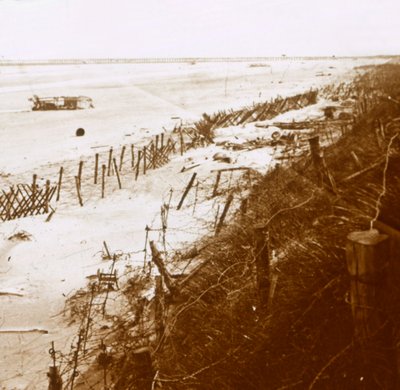 Piikkilankaesteet rannalla, Nieuwpoort-Bad, Flanderi, Belgia, c1914-c1918 tekijältä Unbekannt
