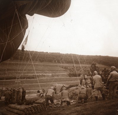 Barrage balloon, Genicourt, Pohjois-Ranska, c1914-c1918 tekijältä Unbekannt